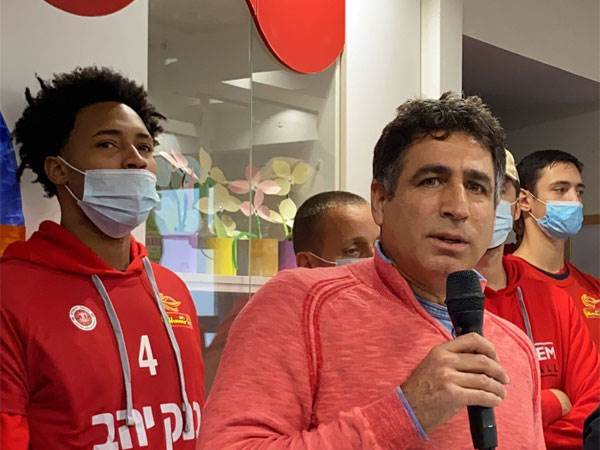 הגיעו לביה''ח כמדי חנוכה (יוסי זמיר)