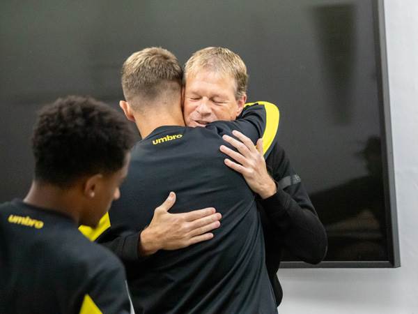 ארווין קומאן נפרד מהשחקנים. ההולנדי התרגש במיוחד (האתר הרשמי של בית"ר ירושלים)