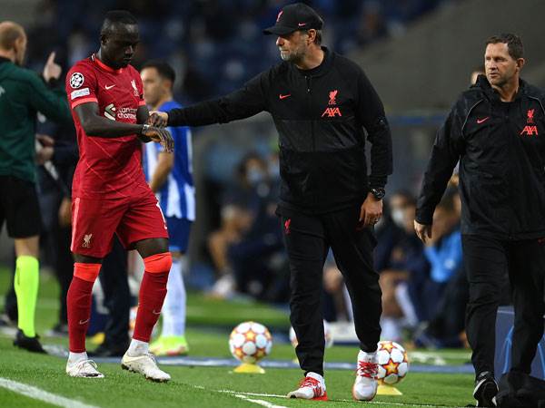 יורגן קלופ וסאדיו מאנה. סערה נוספת שעורר הגרמני (Getty)