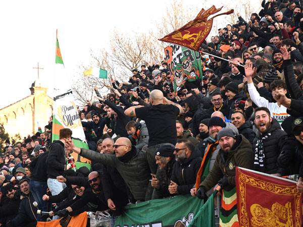 אוהדי ונציה. משחק לספר עליו לנכדים (Getty)