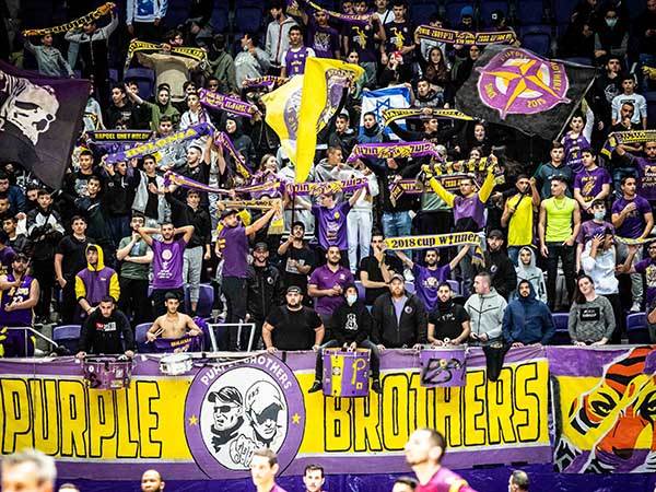 באו בהמוניהם לתמוך בקבוצתם. אוהדי חולון (עודד קרני)