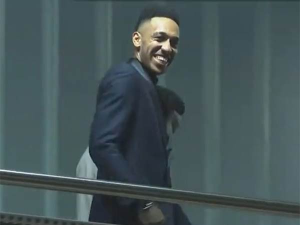 החלוץ מחוץ למשרדי המועדון