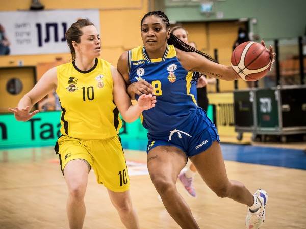 ויקטוריה ויויאנס בדרך לסל (קרדיט: מנהלת ליגת העל לנשים בכדורסל)