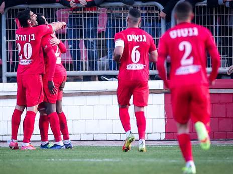 שחקני סכנין חוגגים. הפלייאוף העליון בהישג יד (מאור אלקסלסי)