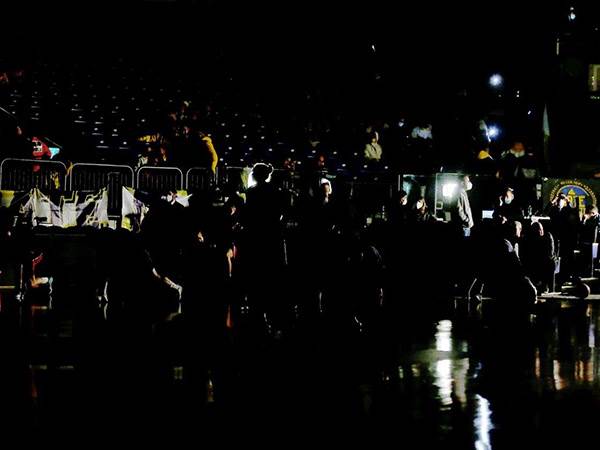 לפני המשחק: כבו האורות בהיכל (צילום: אלן שיבר)