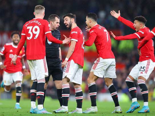 יקבלו עונש? שחקני יונייטד מקיפים את השופט (GETTY)