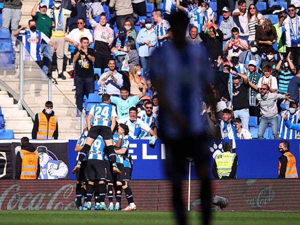 אספניול חוגגת את שער השוויון. נקודה בדרך לעונה נוספת בליגה (GETTY)