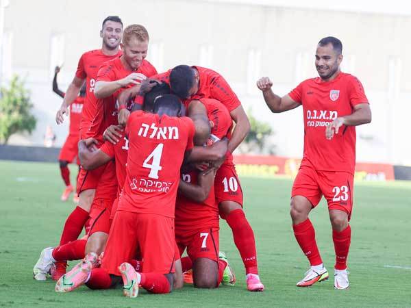 שחקני כפר קאסם חוגגים. מאמן חדש (דני מרון)