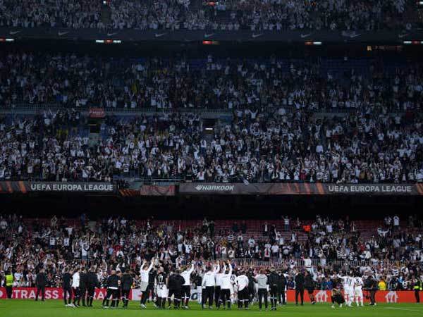 השתלטו על האיצטדיון. אוהדי פרנקפורט (GETTY)