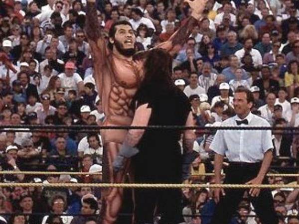 מול אנדרטייקר. גם הוא לא עזר (צילום מסך)