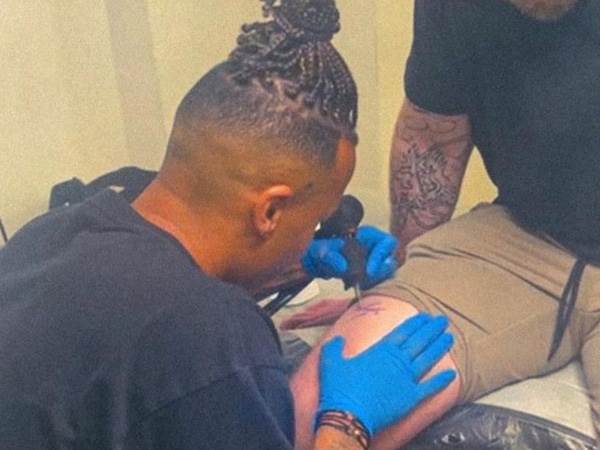 שרי מקעקע את חתימתו על רגלו של גורביץ' (אינסטגרם)