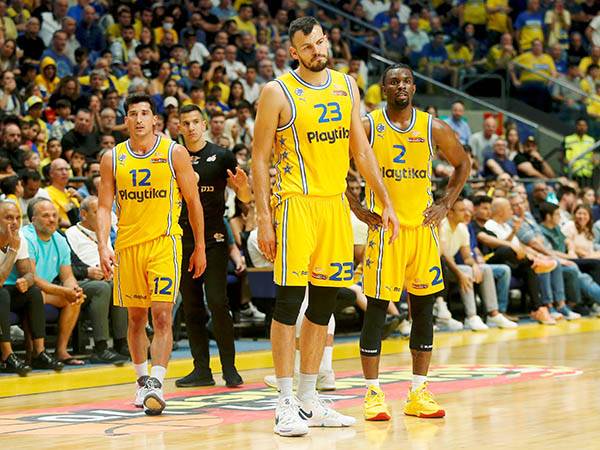 שחקני מכבי תל אביב. מחכים להתפתחויות (אלן שיבר)