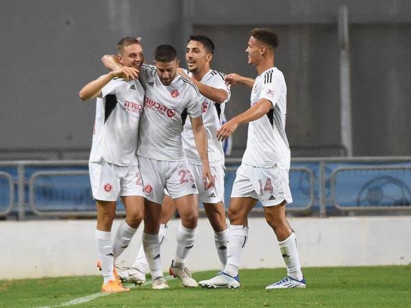 פתיחה טובה שלהם. שחקני הפועל (ברני ארדוב)