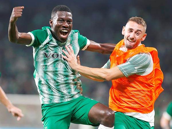 "מסוכנים בהתקפות המעבר". שחקני מכבי חיפה (צילום: אלן שיבר)