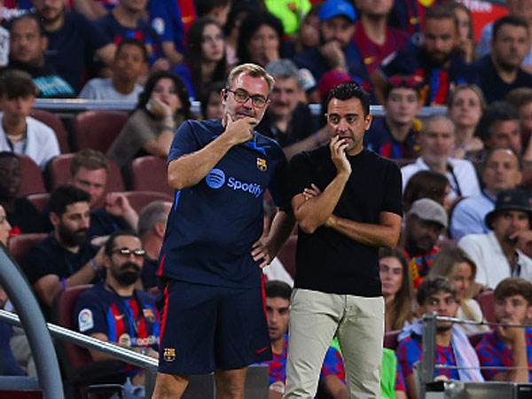 צ'אבי מתייעץ עם עוזרו אוסקר הרננדס. לא ברור (Eric Alonso/Getty Images)