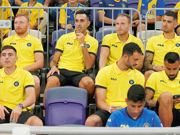 "צריך להשתחרר, באים להנות". זהבי (אלן שיבר)