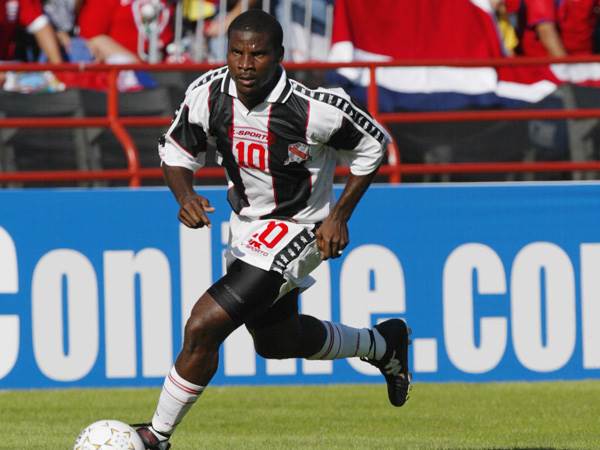 ריינולד קרינגטון במדי נבחרת טרינידד וטובאגו. רצה שבנו יהיה כדורגלן ( Eliot Schechter/Getty Images)