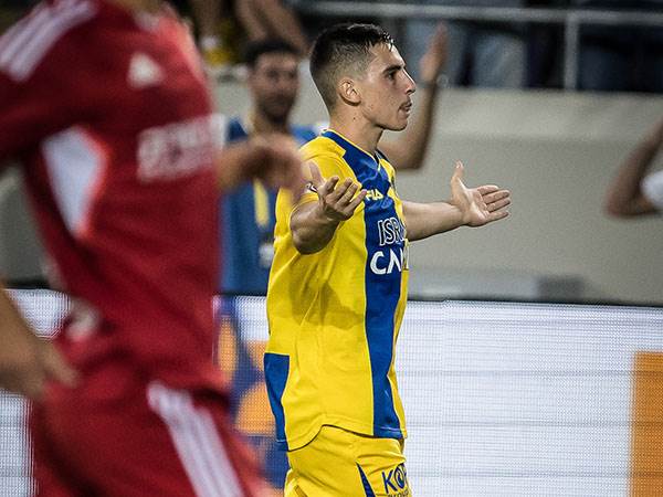 בכושר אדיר. גלוך (אלן שיבר)