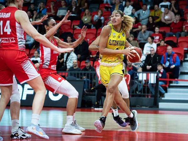 שאקירה אוסטין בהתנסות הראשונה בכדורסל האירופי (קרדיט: FIBA)