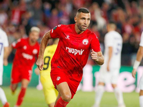 "כבר לא ילד בן 21-22". שכטר (אלן שיבר)