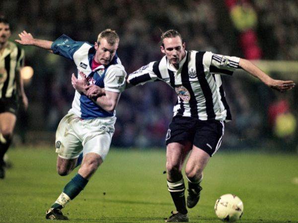 אלן שירר (משמאל). אינפלציה (Mike Hewitt/Allsport/Getty Images/Hulton Archive)