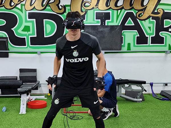 השוער ג'וש כהן עם משקפי המציאות המדומה (באדיבות מכבי חיפה)