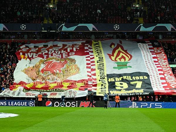 הבעלים הנוכחי, ג'ון הנרי, ויורגן קלופ (Photo by Michael Regan - UEFA/UEFA via Getty Images)