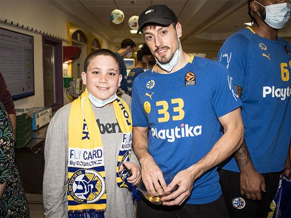 יפתח זיו במהלך הביקור (צילום: אינסטגרם מכבי ת"א)