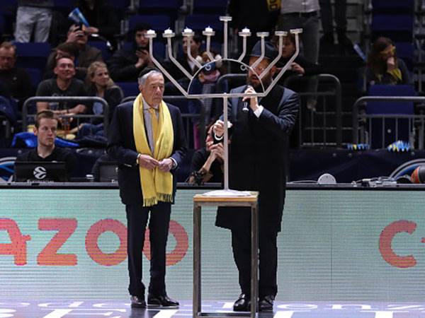 גם נרות הודלקו הערב בברלין (GETTY)