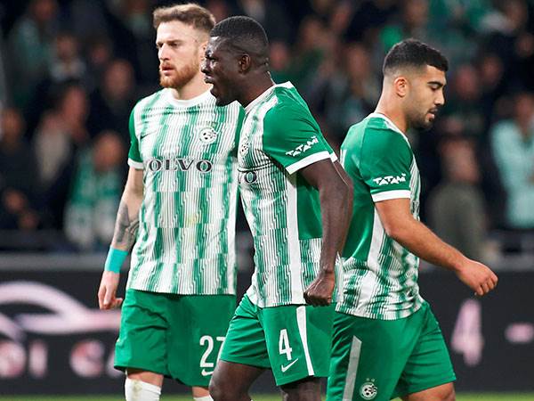 קורנו לצד מוחמד ואבו פאני. שתל כדור בראש של דוד (אלן שיבר)