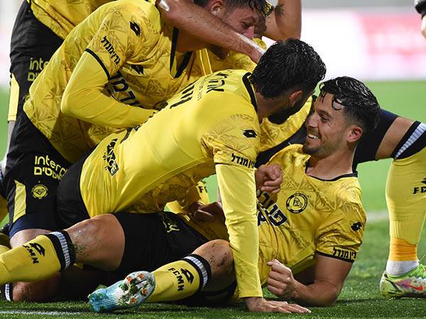 נתניה מרימה את הראש (ברני ארדוב)