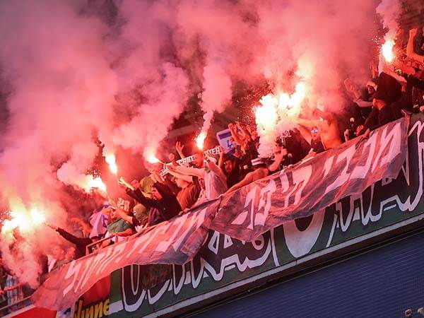 אבוקות ביציעי מכבי חיפה (מאור אלקסלסי)