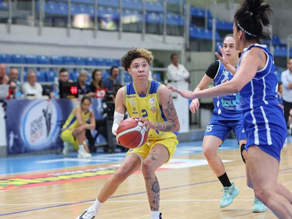 נטישה היידמן עם הכדור (קרדיט: לירון מולדובן)