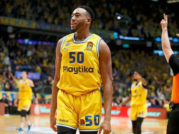 פתיחה נהדרת שלו ושל כל מכבי. קולסון (אלן שיבר)