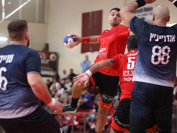 אלכסנדר באביץ' (עם הכדור) שהאריך חוזהו באלופה בשנתיים נוספות במפגש הקודם מול הרצליה (צילום: גיל שמאי, בני הרצליה)