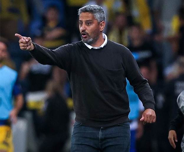 הטבעת התהדקה סביבו עם לחץ הקהל. יצחקי (אלן שיבר)