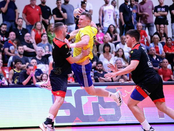 מחצית ראשונה צמודה (הדר ואן קולא, איגוד הכדוריד)