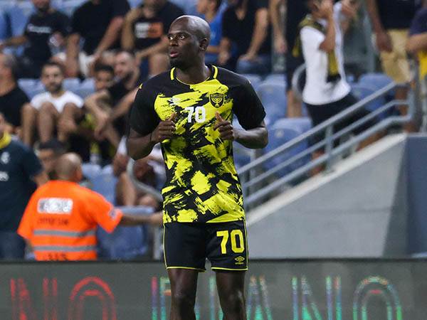 התאמן עם מאמן הכושר. אספרייה (דני מרון)