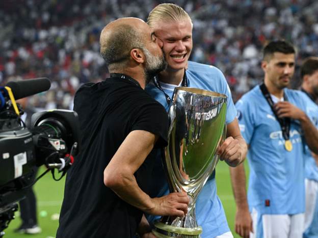 פפ מביע אהבה (GETTY)