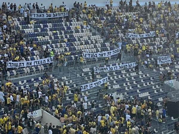 בשער 11 נכנסו באיחור כמחאה