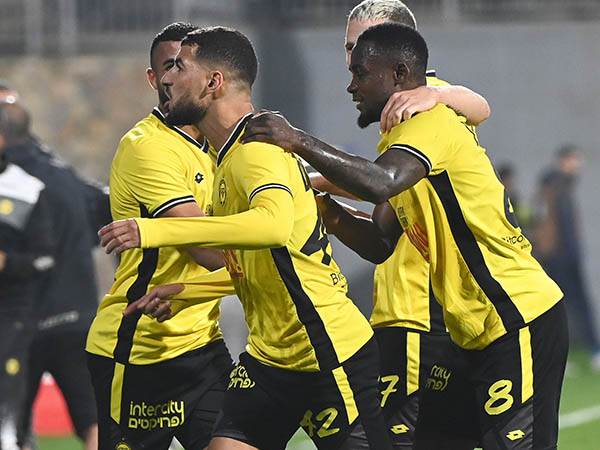 אואמו כבש ראשון בכדור חופשי מרהיב (ברני ארדוב)