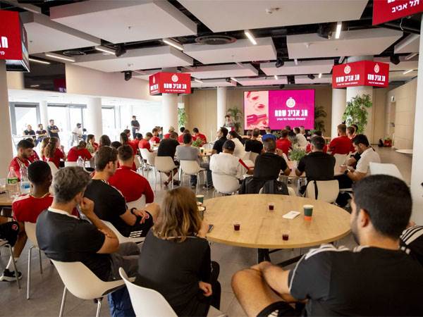 הרמת הכוסית של הפועל (מתוך האתר הרשמי של הפועל ת“א)