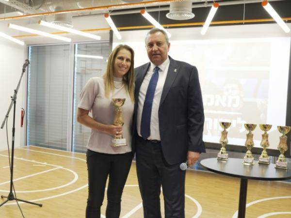 ח“כ סימון דוידסון מעניק את פרס מאמנת השנה ללימור פלג (צילום: סוניה גרשפט)