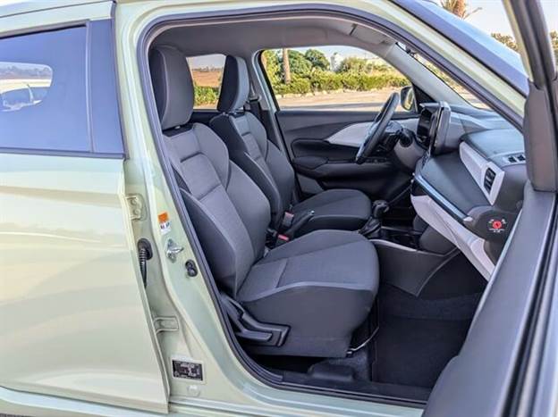 למרות שהיא קטנה, הכניסה נוחה וגם המושבים נוחים