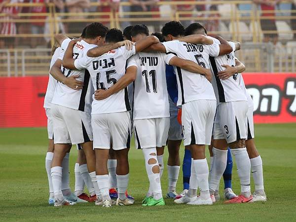 הפועל ת“א רצתה לפתוח ברגל ימין (צילום: אודי ציטיאט)