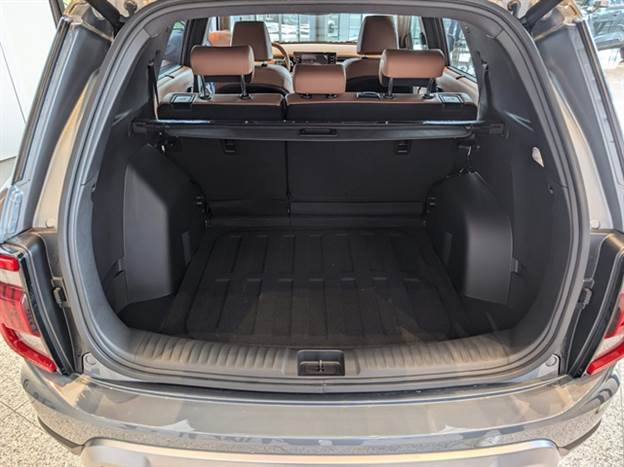 תא מטען גדול מאוד, אבל אין גלגל ספייר