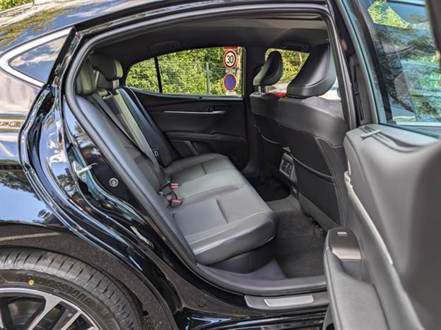 מרווח טוב מאוד לשני מבוגרים, חבל שלא כל הפיצ'רים שהיא מציעה יגיעו ארצה, כמו משטח מגע בין המושבים