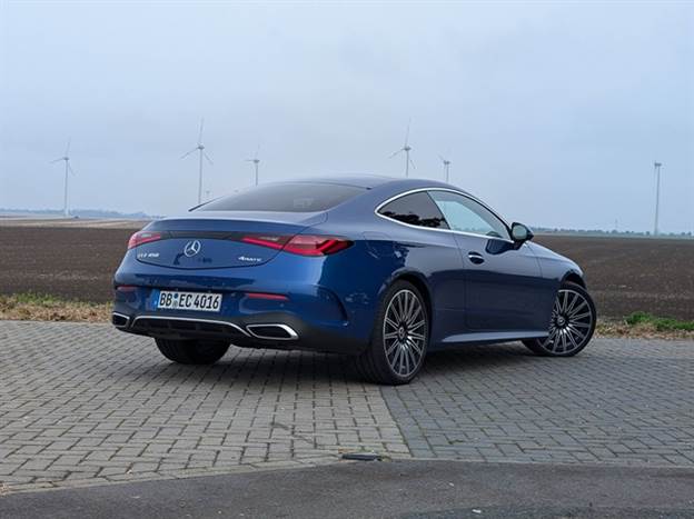 גג שמשתפל לאחור כבר מעל לראשו של הנהג