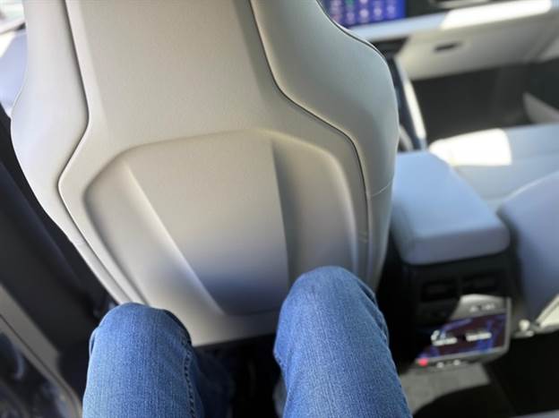 מאחור מרווח הרגלים בסדר, אבל אנשים גבוהים יתלוננו על מרווח הראש