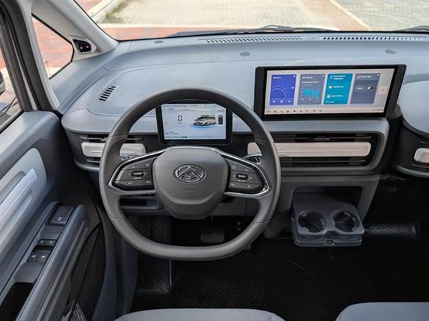 כדי בכל זאת להנעים את הנסיעה, יש כאן לא מעט אבזור, אפילו חימום במושבים